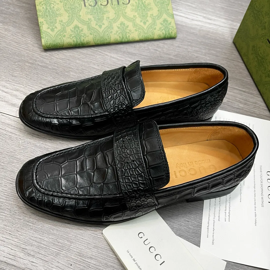 Ex-factory price: 480💰-(Gucci) men’s loafers! Genuine molded horsebit, a classic must-have for your shoe cabinet! The feet are particularly delicate! This Gucci original version is a set last, and we are consistent with the counter! Therefore, it is more comfortable in terms of last shape and comfort! Take it to the counter and compare at will! Good shoes are more than just what they make! But grasp the essence from the inside out! Material: Imported first-layer cowhide! Genuine leather outsole imported from Italy, size: 39-44 (38/45 customized, non-refundable)